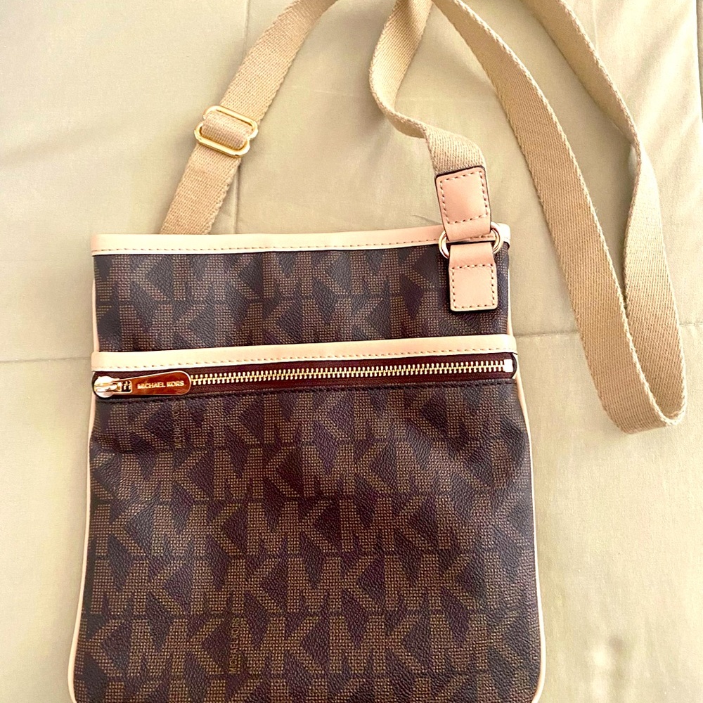 Michael Kors beautiful cross body purse - perfect condition